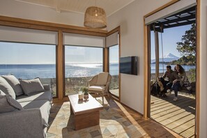 Cabana luxo, 2 quartos, de frente para a praia | Área de estar | Smart TV, Netflix