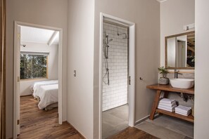 Shower, rainfall showerhead, hair dryer, bidet - Cala Melí (Puerto Varas)