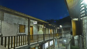 A building with a balcony and multiple windows. - Magique Le Canton (Teresópolis)
