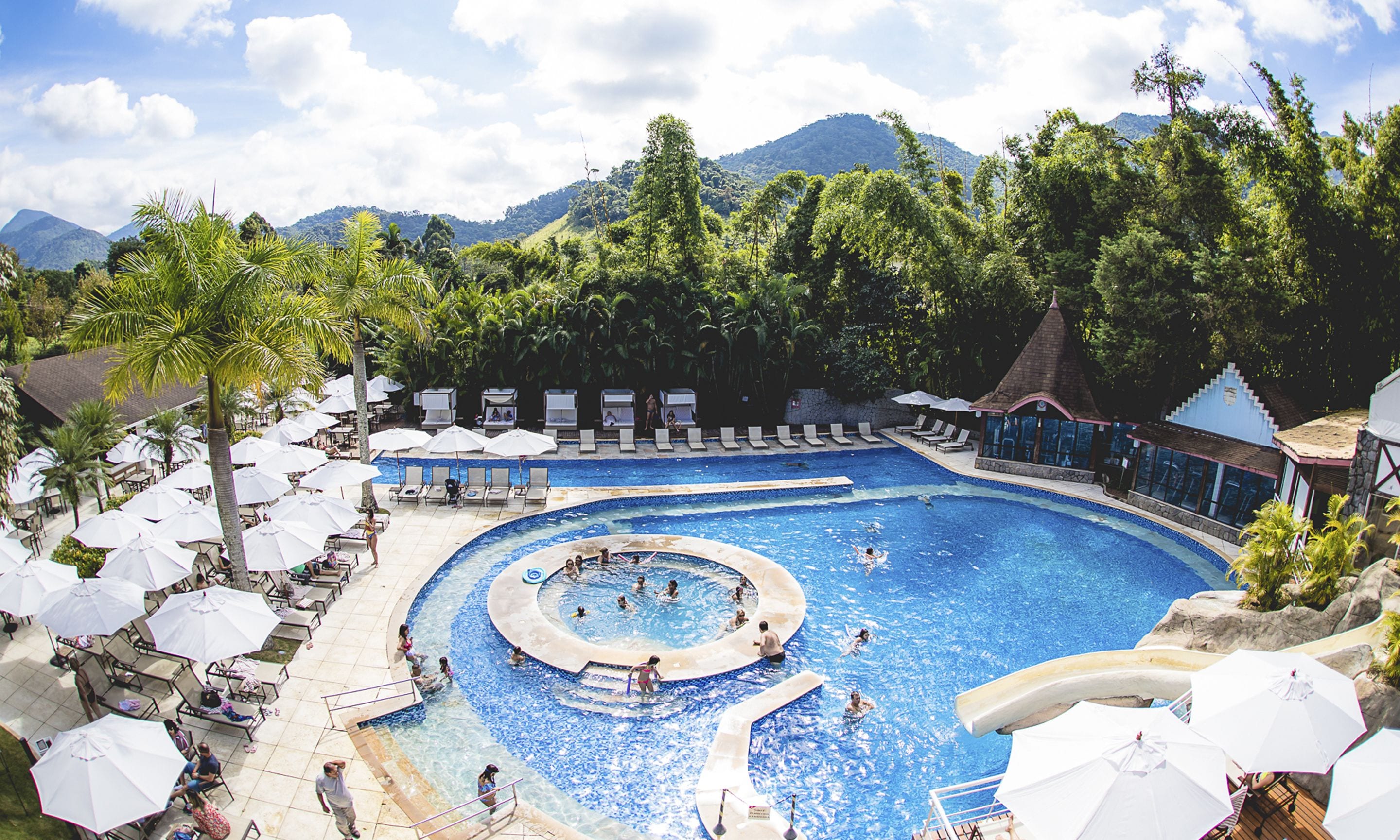 2 piscinas al aire libre, camas de piscina gratis, sombrillas