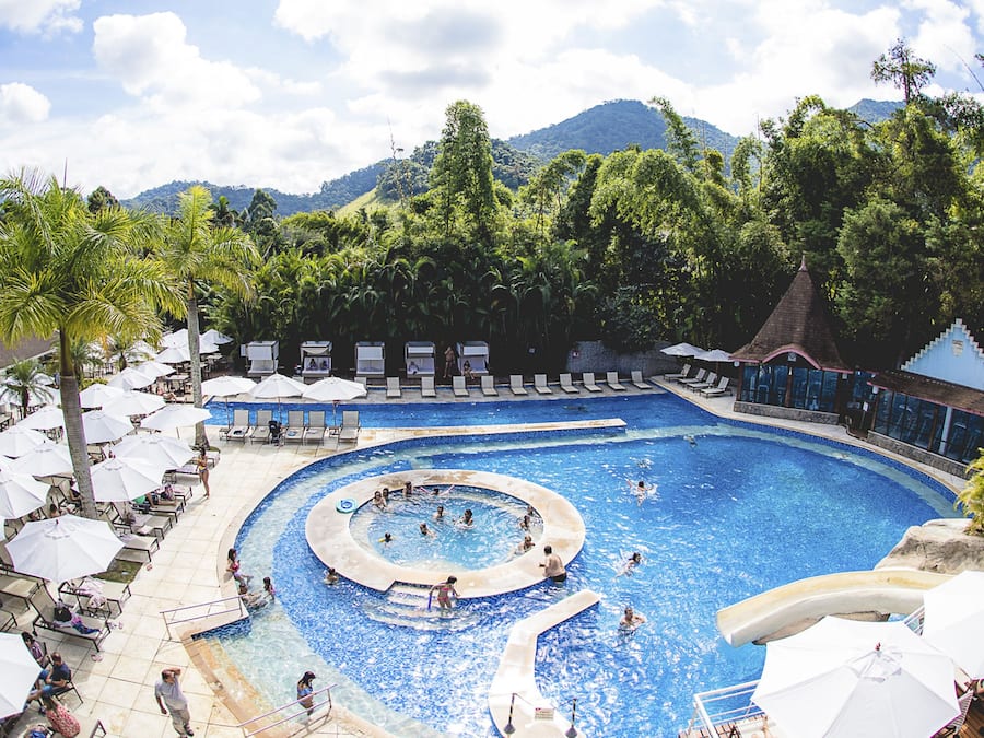 2 piscinas externas, barracas de cortesia, guarda-sóis