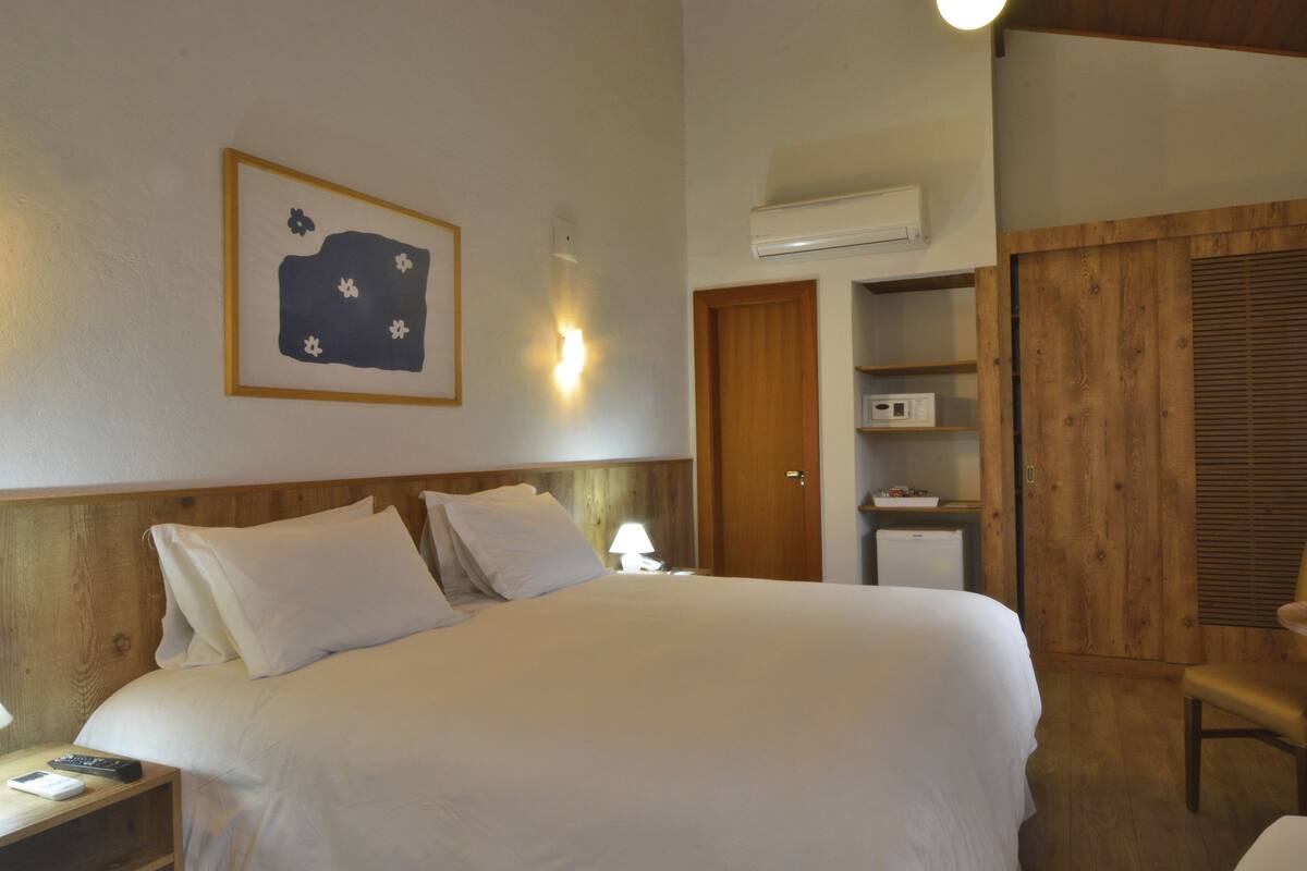 Minibar, in-room safe, blackout drapes, WiFi (free)