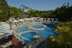 2 piscinas al aire libre, camas de piscina gratis, sombrillas