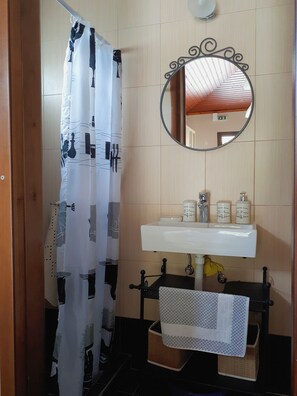 Studio | Badezimmer | Dusche, kostenlose Toilettenartikel, Haartrockner, Handtücher