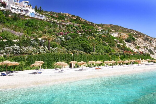 Beach nearby - Seafront home 4' walk to private beach (Malevizi)