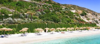 Seafront home 4' walk to private beach