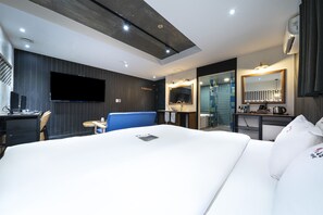 Suite (Check-in: Mon-Thu 6 PM, Fri-Sun 9 PM) | Blendingsgardiner og wi-fi (inkludert)