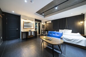 Suite (Check-in: Mon-Thu 6 PM, Fri-Sun 9 PM) | Blendingsgardiner og wi-fi (inkludert)