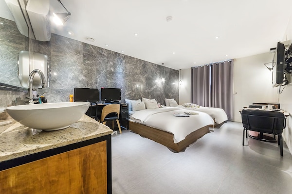 VIP Business Room (Check in time Mon-Thu 6 PM,Fri-Sun 9 PM) | Blackout drapes, free WiFi