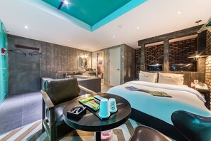 Suite (Check-in: Mon-Thu 6 PM, Fri-Sun 9 PM) | Blendingsgardiner og wi-fi (inkludert)