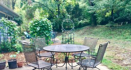 2BR Urban Escape Apt Quiet Wooded Streetillä