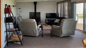 TV, fireplace - Long Beach House is located in a quiet location with great views and beautiful sunsets (Coffin Bay)