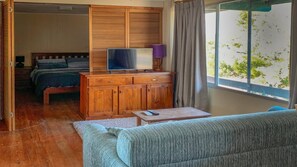 4 bedrooms, iron/ironing board, Internet - Long Beach House is located in a quiet location with great views and beautiful sunsets (Coffin Bay)