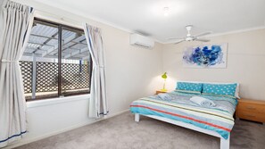 3 makuuhuonetta, silitysrauta/-lauta, vuodevaatteet