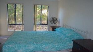 3 chambres, fer et planche à repasser