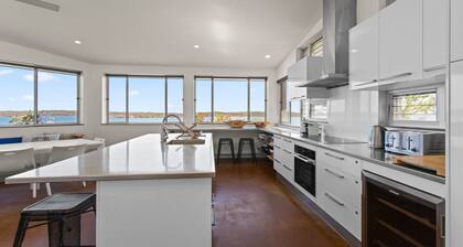 Walshy's Shack is a Sensational Holiday Home overlooking the Town Jetty