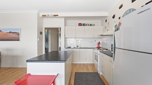 Mikrobølgeovn, ovn, kokeplater og brødrister