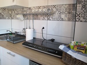 Frigorifero, microonde, piano cottura, bollitore elettrico