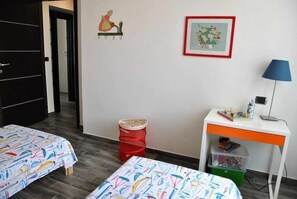 2 室のベッドルーム、アイロン / アイロン台、WiFi (無料)、ベッドシーツ