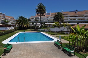 Een buitenzwembad en een verwarmd zwembad