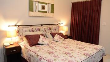 Minibar, Zimmersafe, Schreibtisch, BĂŒgeleisen/BĂŒgelbrett