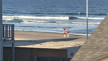 Plage, chaises longues, serviettes de plage