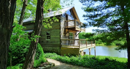 Beautiful, 200 year old Log home - Secluded, 30 Min. from Downtown