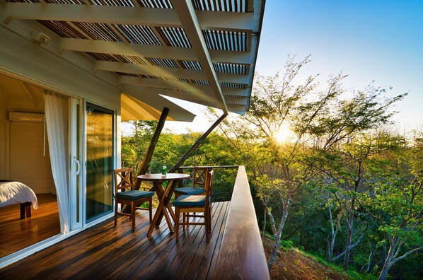 Deluxe bungalow, 1 kingsize bed, terras, uitzicht op zee | Terras