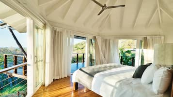 Deluxe-Bungalow, 1 King-Bett, Terrasse, Meerblick | 1 Schlafzimmer, hochwertige Bettwaren, Daunenbettdecken