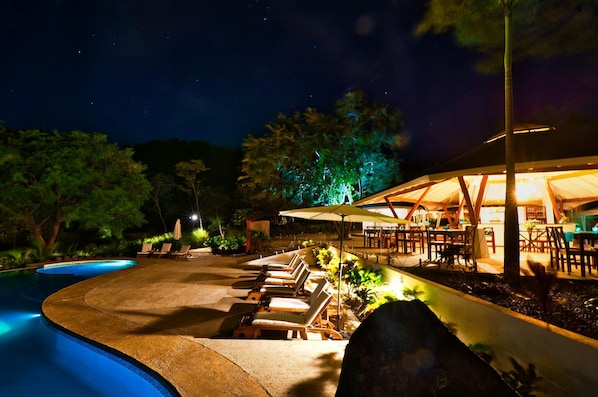 Outdoor pool, pool umbrellas, sun loungers