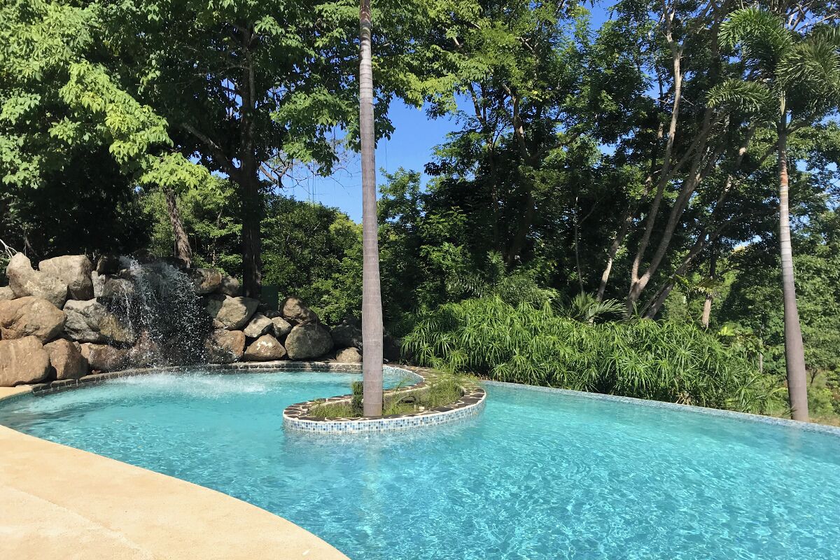 Piscine extérieure, parasols, chaises longues