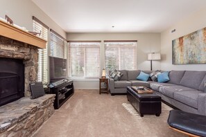 Smart TV, fireplace, table football - Deluxe Home. Balcony, Washer/Dryer, Near Bike/Walking Trails. Pool On-site (Mammoth Lakes)