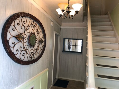 Modern-Bohemian quarters - King Bed-Washer/Dryer