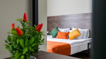 Phòng Deluxe, 1 giường cỡ king, ban công | Bộ đồ giường kháng dị ứng, minibar, trang trí khác biệt, bàn