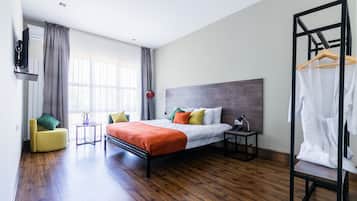 Hypo-allergenic bedding, minibar, individually decorated, desk