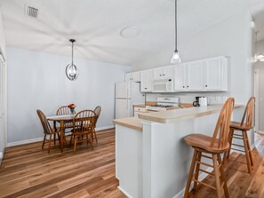 Kylskåp, mikrovågsugn, ugn och spishäll