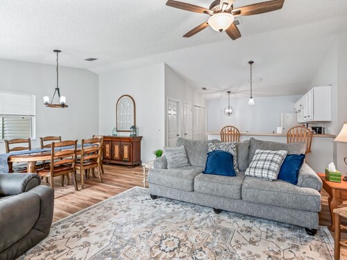 GOLF CART 2 BEDROOM PATIO VILLA NEAR LAKE SUMTER LANDING IN THE VILLAGES FL