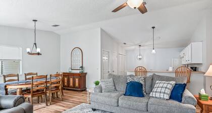 GOLF CART 2 BEDROOM PATIO VILLA NEAR LAKE SUMTER LANDING IN THE VILLAGES FL