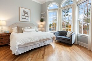 6 bedrooms, desk, iron/ironing board, travel crib