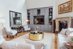 Smart TV, fireplace, DVD player, table tennis