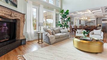 TV connectée, cheminée, lecteur de DVD, table de tennis de table