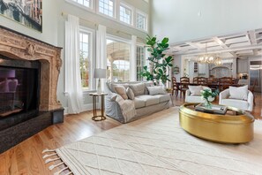 Smart TV, fireplace, DVD player, table tennis - Chateau d'Amour - A Storybook Escape in Wake Forest (Wake Forest)