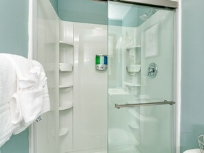 Kombination af bruser/badekar, håndklæder, Toiletpapir