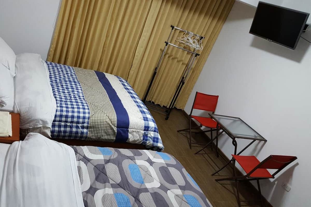 Kamer, 1 twee- of 2 eenpersoonsbedden, meerdere bedden | Verduisterende gordijnen, een strijkplank/strijkijzer, gratis wifi