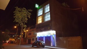 Voorkant accommodatie - avond/nacht