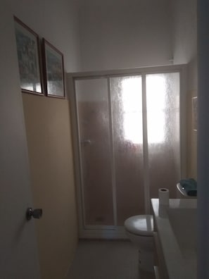 Douche, serviettes fournies