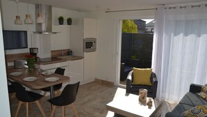 Um espaço habitacional compacto com área de jantar, cozinha e sofá com vista.