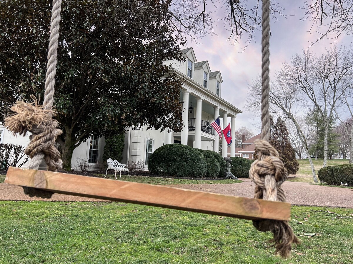 Pool - ! 15 minutes to downtown Nashville!