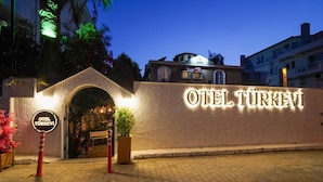 La entrada a un hotel con un cartel que dice "OTEL TÜRKEVİ".