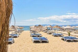 Private beach nearby, free beach cabanas, sun loungers, beach umbrellas - Otel Türk Evi (Ayvalik)